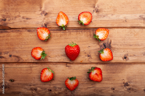 Fresas sobre madera rustica