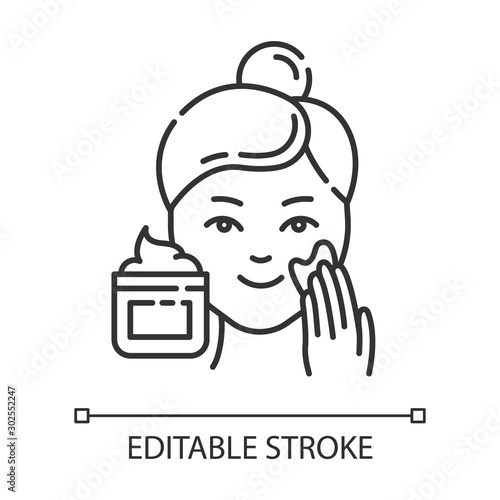 Applying cream linear icon. Skin care procedure. Facial beauty treatment. Face product for exfoliating. Thin line illustration. Contour symbol. Vector isolated outline drawing. Editable stroke