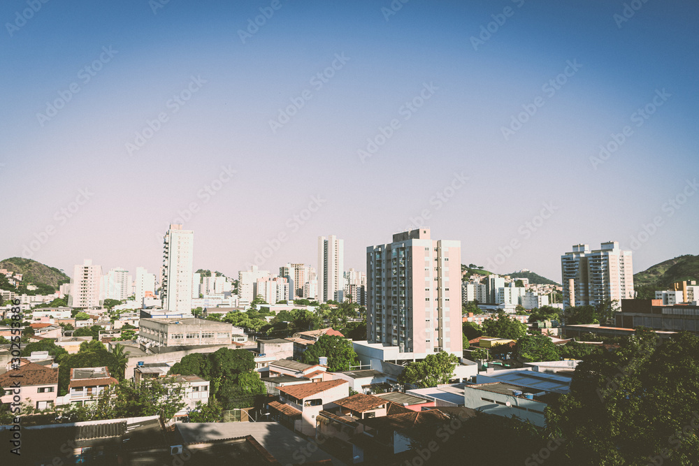 Paisaje de Vitoria ES Brasil ciudad con arboles en medio