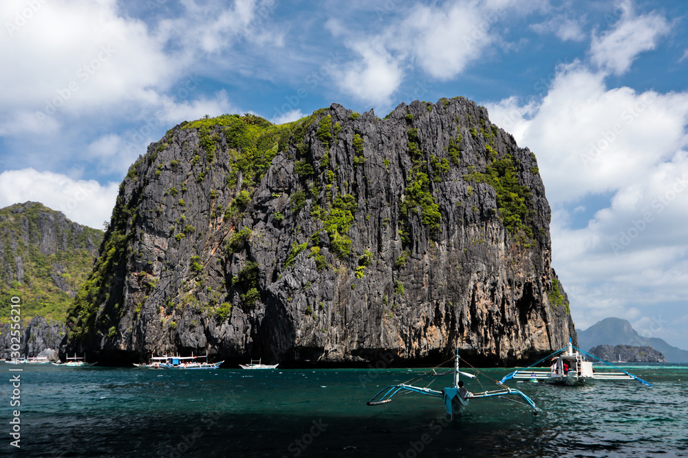 Obraz premium Floating-like rock on a boat ride in El Nido