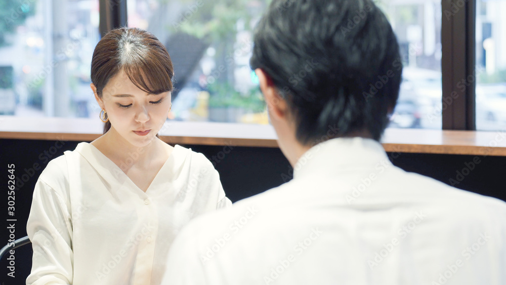 向かい合う