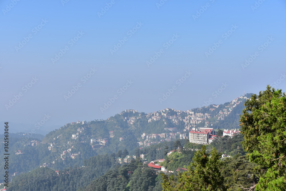 インドのヒマラヤ山岳地帯　シムラーの街並み　美しい山と森林と青空