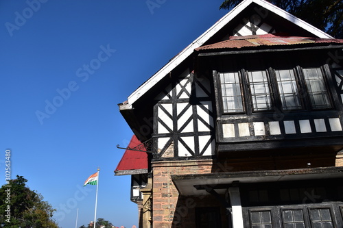 インドのヒマラヤ山岳地帯 シムラーの街並み 伝統的な住居とインド国旗