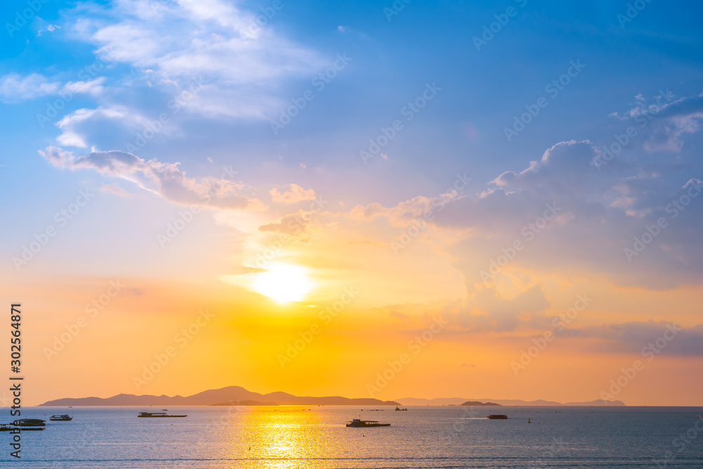 Obraz premium Beautiful landscape of sea ocean around Pattaya city in Thailand at sunset time
