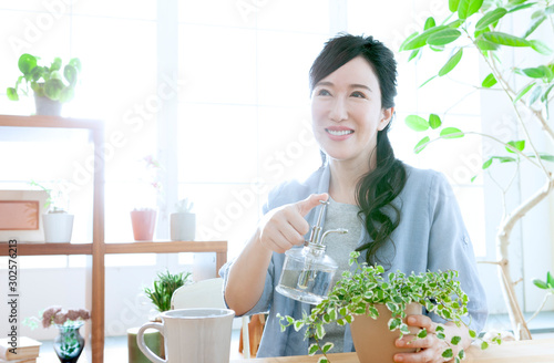 植物に水をやるミドル女性 photo