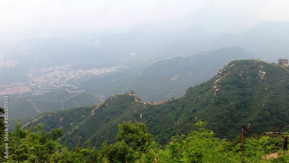 Naklejka premium Foggy mountain view park scenery