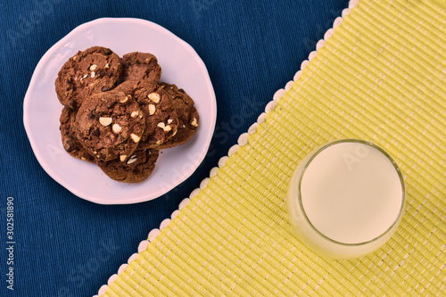 tazón de galletas con leche 