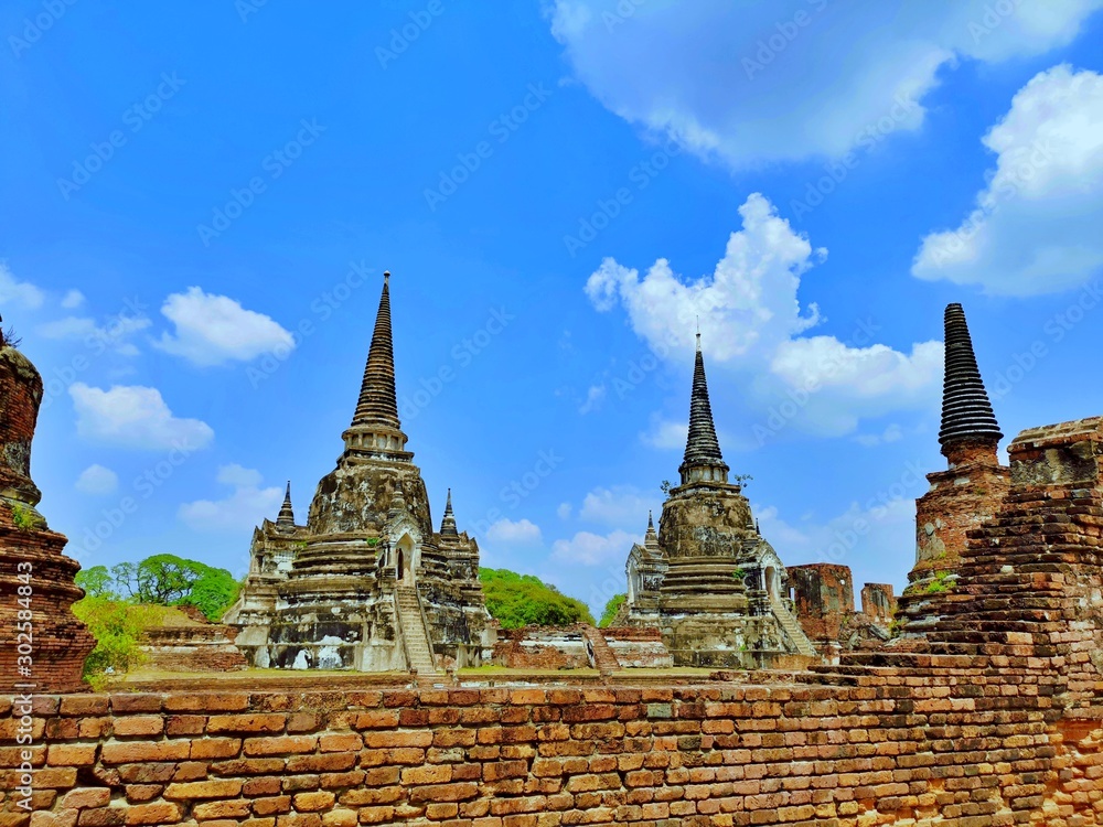 Fototapeta premium The pagoda with blue sky background