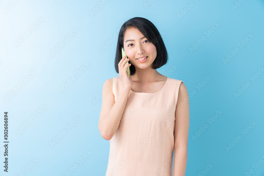 電話をする女性 電話をする女性