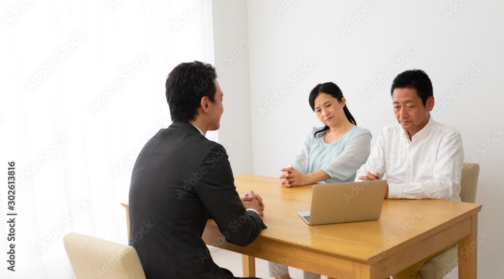 保険を検討する夫婦