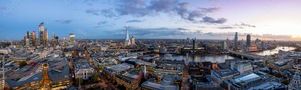Weites Panorama der Skyline von London am Abend: von den Wolkenkratzern der City über die Tower Brücke entlang der Themse bis nach Westminster, Großbritannien