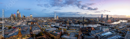 Weites Panorama der Skyline von London am Abend: von den Wolkenkratzern der C...