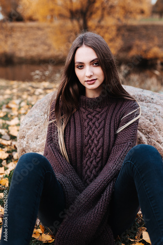Outdoor lifestyle fashion photo of young beautiful model in autumn