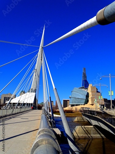 Amérique du Nord, Canada, Manitoba, le pont Esplanade Riel et le musée canadien pour les droits de la personne à Winnipeg photo