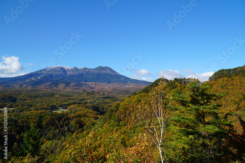 九蔵峠から眺めた御嶽山と紅葉