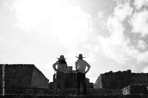 Exploradores Ruinas arqueológicas edzna campeche mexico photo