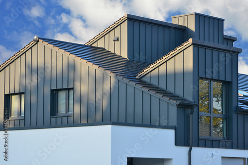 Stehfalz-Metall-Fassadenverblendung des Dachgeschosses photo