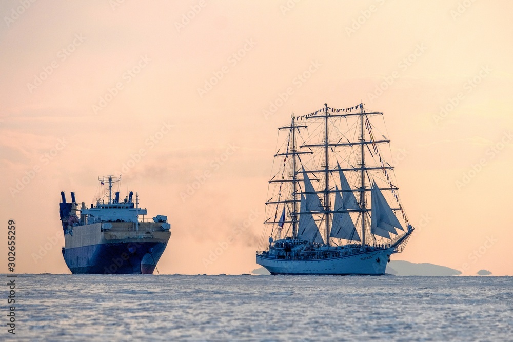 Fototapeta premium ship in the sea at sunset