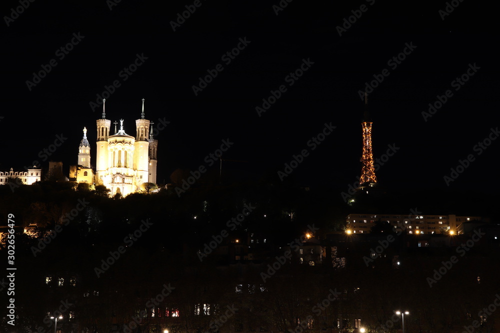 La Basilique de Fourvière et la Tour Métallique de Fourvière dans la ville de Lyon  - Vue de nuit - Département du Rhône - France