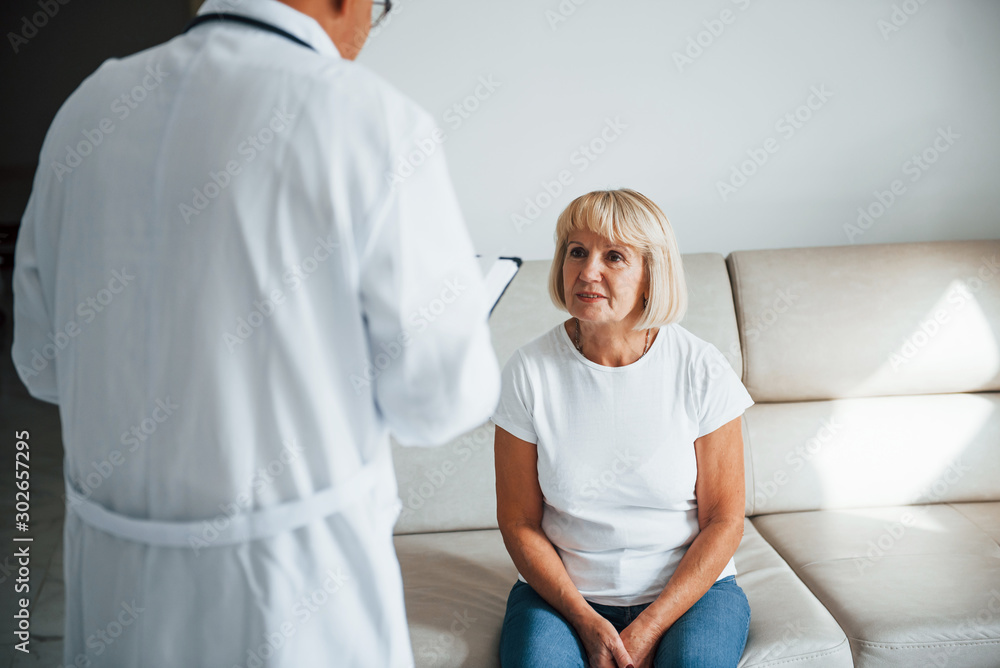 Obraz premium Senior woman have consultation in the clinic by the male doctor