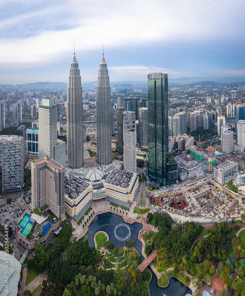 Obraz premium Aerial view of Kuala Lumpur city skyline at daytime in Kuala Lumpur, Malaysia.