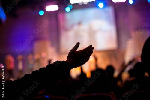Fotografia a hand in church worship