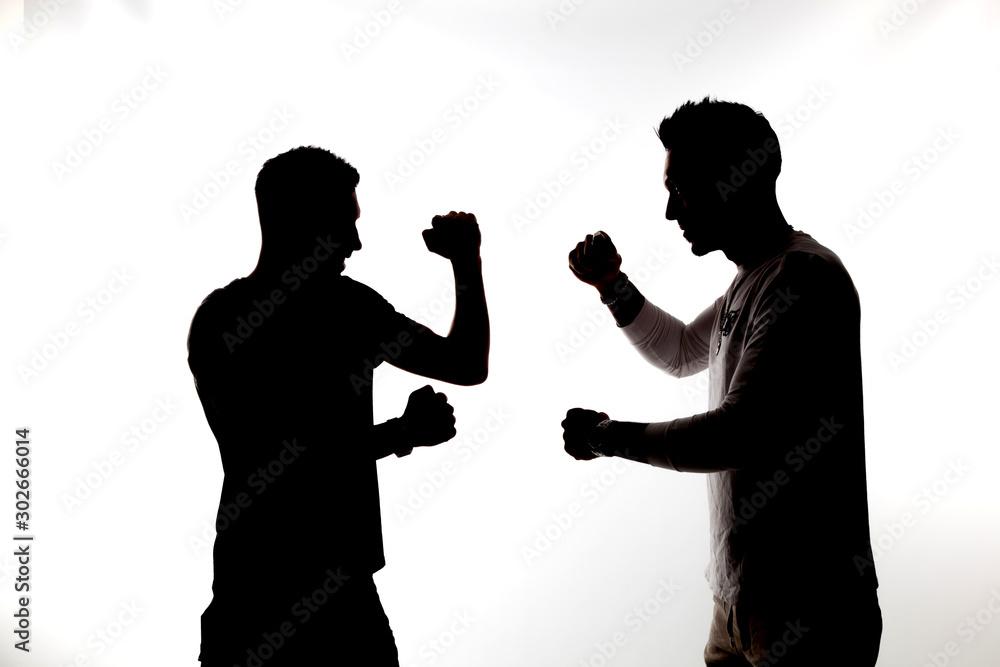 Dos hombres practicando el noble deporte del boxeo.