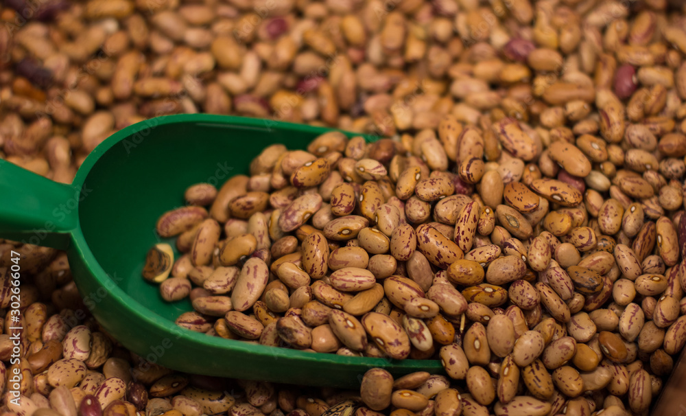 Fototapeta premium weight spoon in raw beans market counter background 
