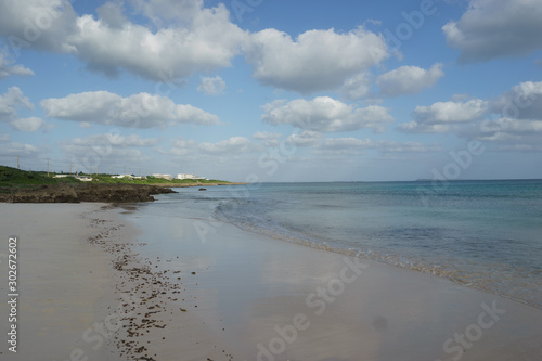 沖縄のビーチと青い空と雲