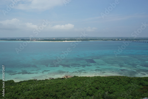 Fototapeta Naklejka Na Ścianę i Meble -  沖縄の透明な海とビーチ