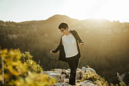 Chica feliz en el campo 