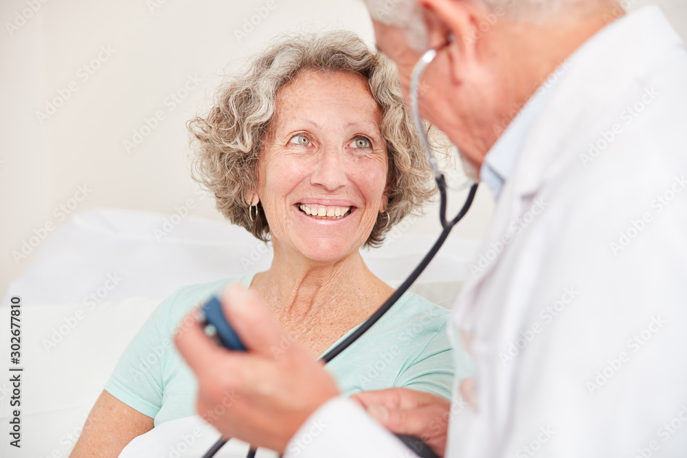 Lächelnde Patientin hat Vertrauen zu ihrem Atzt Lächelnde Patientin hat Vertrauen zu ihrem Atzt