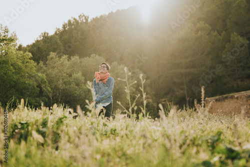 Chica feliz en el campo