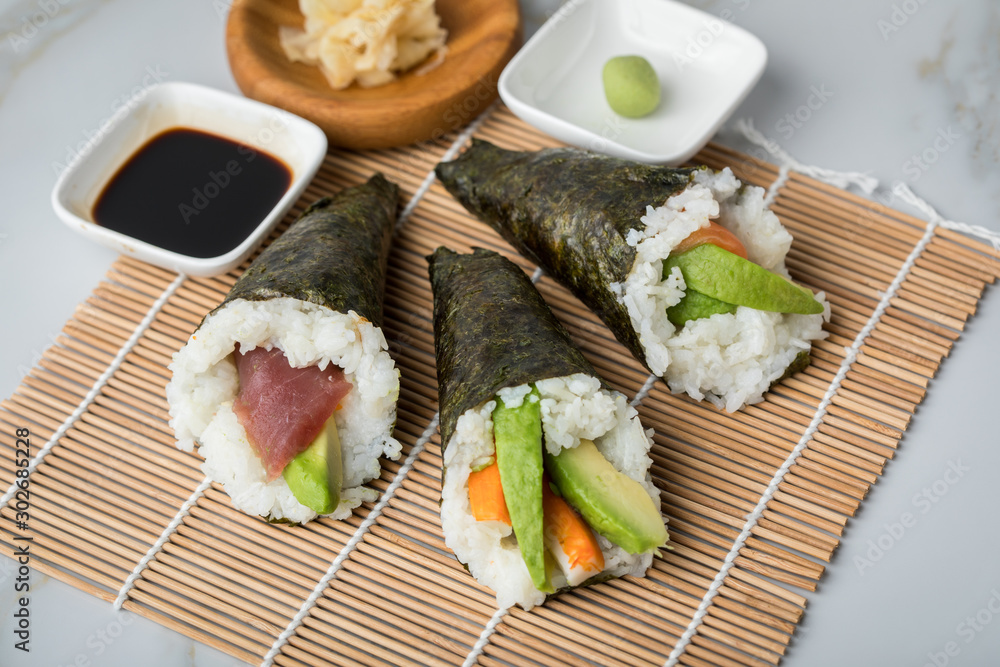 Lachs Fisch, Tunfisch und Surimi Avocado Temaki Sushi, eingelegter ...