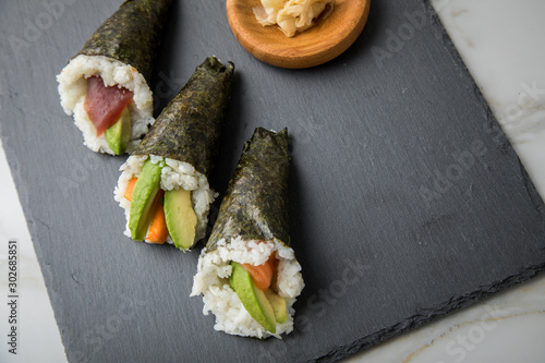 Wallpaper Mural Lachs Fisch, Tunfisch und Surimi Avocado Temaki Sushi, eingelegter Ingwer und Wasabi auf Schiefer Platte und Marmor Hintergrund Torontodigital.ca