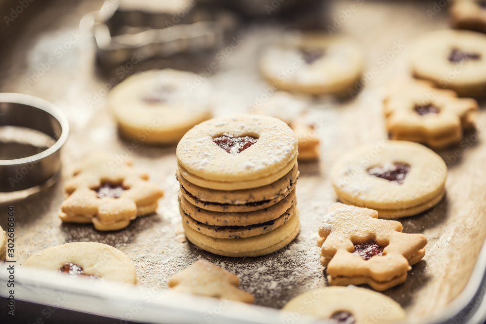 Φωτογραφία Christmas linzer sweets and cookies marmalade sugar powder in baked pan