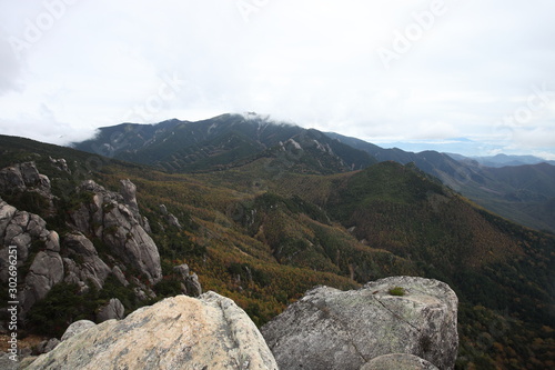 瑞牆山の山頂から見える景色 © rockandsea