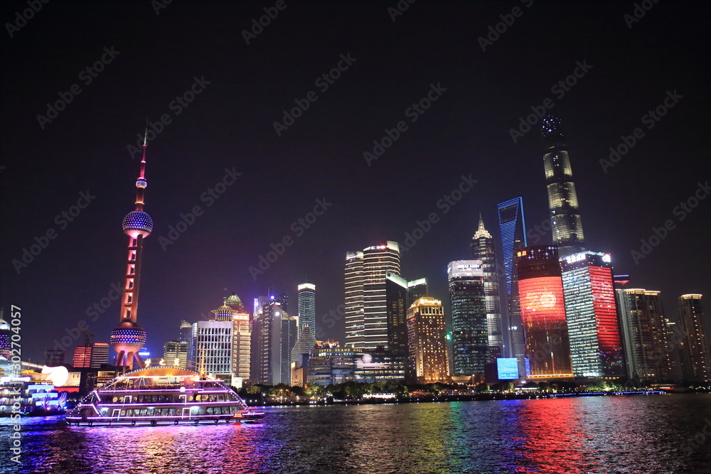 Obraz premium Sceneria Pudong widziana z Bundu w Szanghaju w Chinach