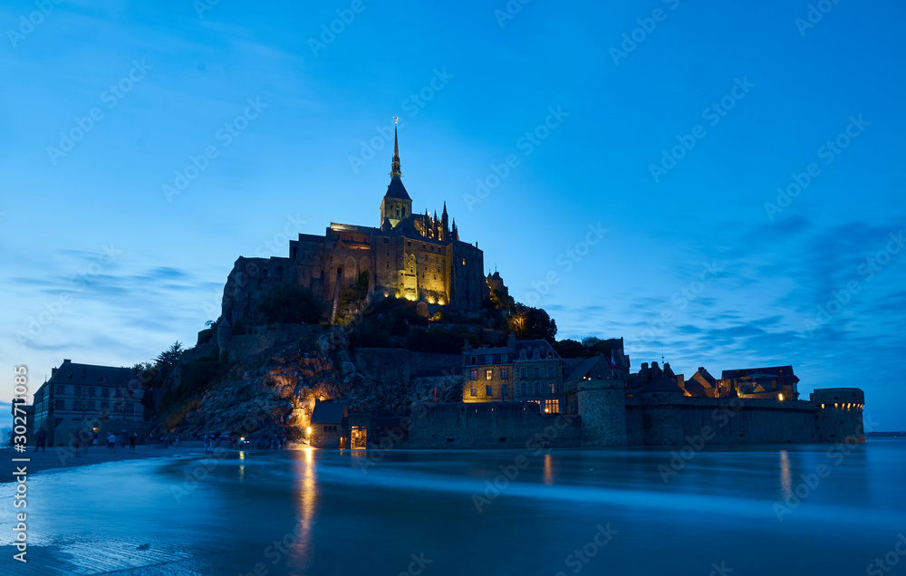 Obraz premium Der Mont St. Michel bei Abendlicht zauberhaft im Dunkeln
