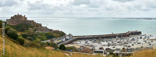 Mont Orgueil Castle auf Jersey mit Hafen bei Ebbe und Flut mit Booten