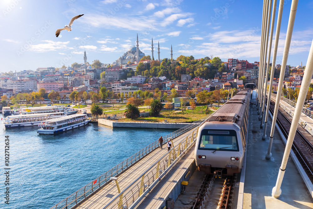 Obraz premium Halic metro bridge and view on the Suleymaniye Mosque, Istanbul