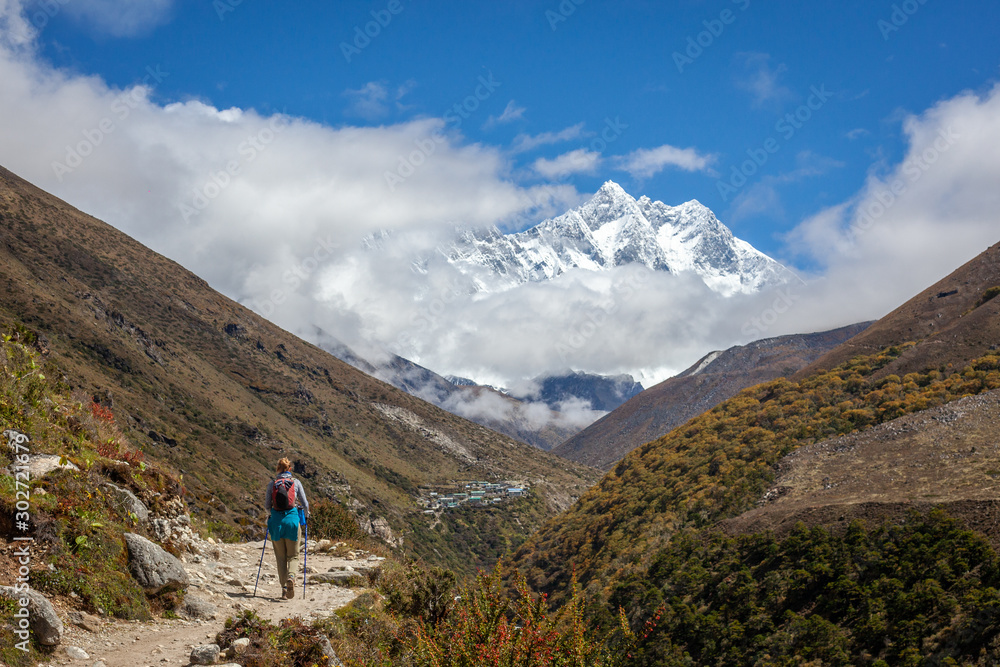 A woman  walking on the Everest base camp trail, himalaya, Nepal