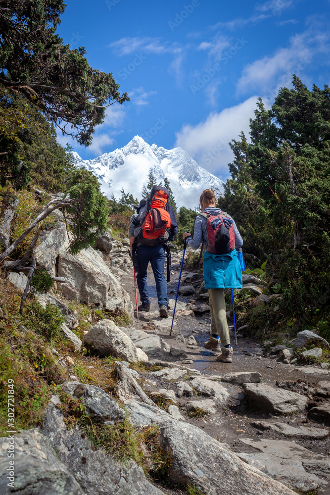 People walking on the Everest base camp trail, himalaya, Nepal