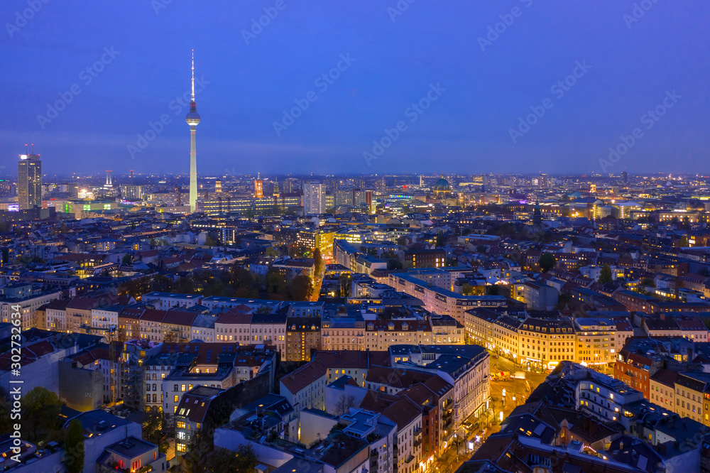 Berlin skyline mit U-Bahn Kreuzung Rosethaler platz im Vordergrund.