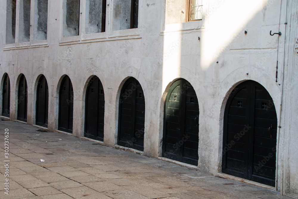 Portas e janelas medievais em Veneza, Italia. Europa