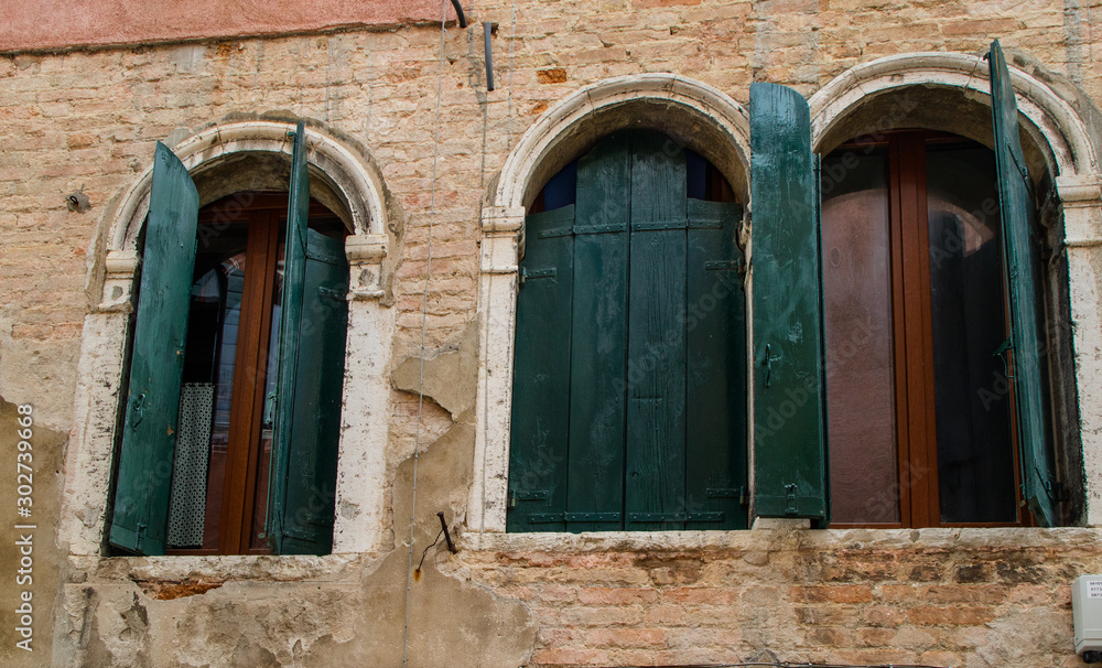 Fotografia do Stock: Janelas antigas ou coloniais de Veneza na Italia,  Europa | Adobe Stock