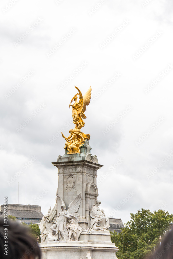 Fototapeta premium Empress Victoria Monument, golden statue of victory, London