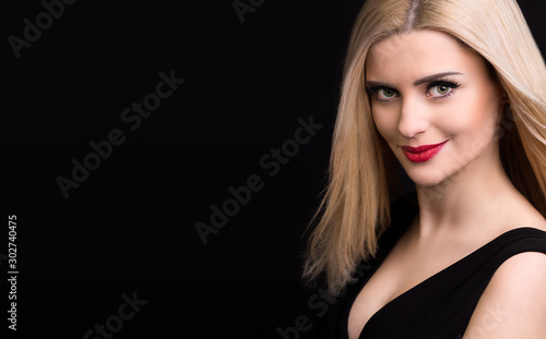 portret pięknej kobiety na czarnym tle