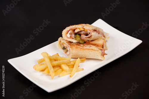 bocadillo en rollo con patatas photo