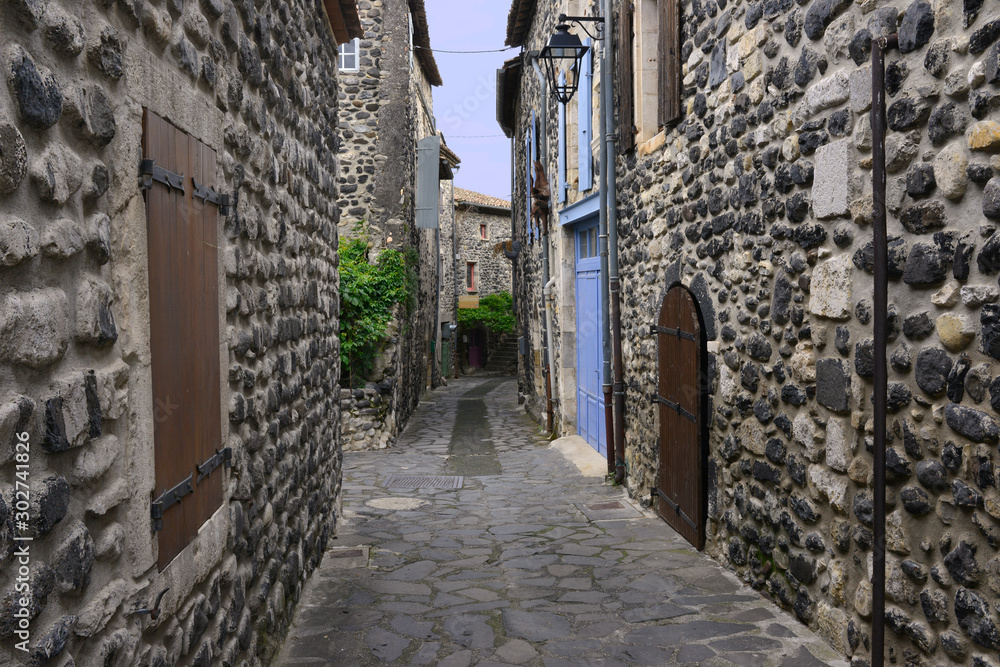 Grande rue à Alba-la-Romaine (07400), département de l'Ardèche en région Auvergne-Rhône-Alpes, France